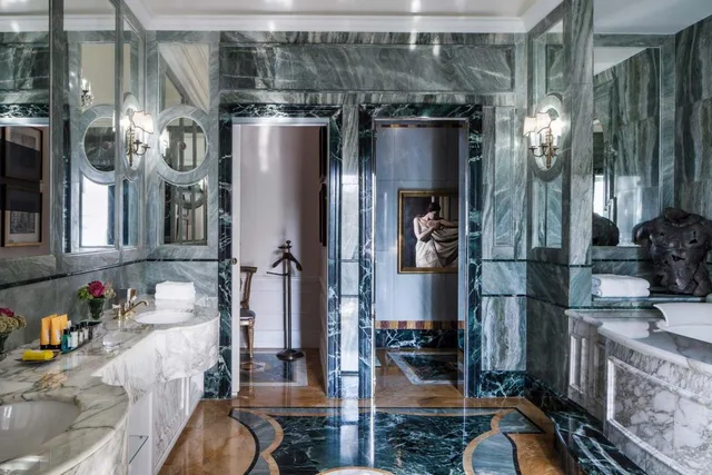 جناح ملكي ركني بسرير كينج بإطلالة على المدينة، The St Regis Rome 2/2