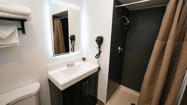 غرفة بسرير كينج بشرفة، Seaside Inn & Suites 6/10