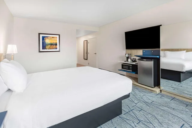 غرفة بسرير كوين بإطلالة على البحر لذوي الإعاقة، Microtel Inn and Suites by Wyndham Summerside 1/2
