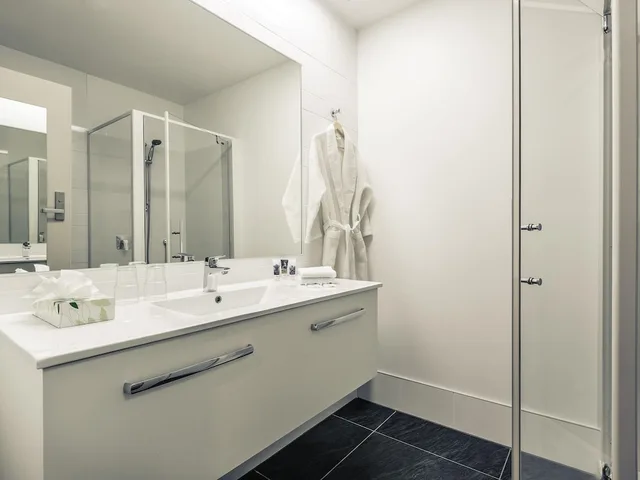 غرفة سوبيريور بسرير كينج بإطلالة على البحيرة، Movenpick Queenstown 4/4