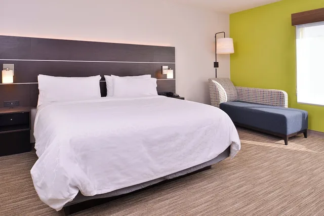 غرفة قياسية بسرير كينج لذوي الإعاقة، Holiday Inn Express and Suites - Mall of America - MSP Airport 8/10