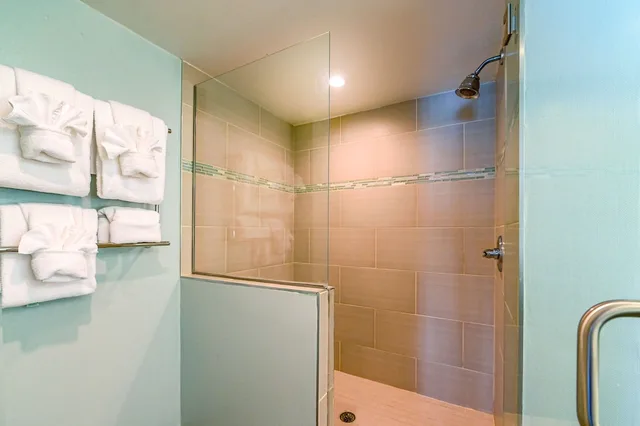 Standard, 2 King Beds, Accessible, Holiday Inn Charlottesville-Univ Area 4/4