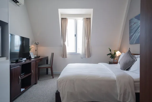 Cozy, Studio, King Bed, Central Mansions 9/10
