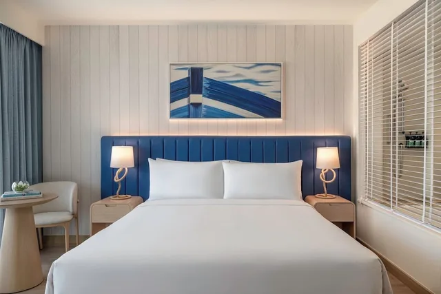 1 Bedroom, Suite, King Bed, Plaza View, Kitchenette، Crowne Plaza Abu Dhabi Yas Island 1/3