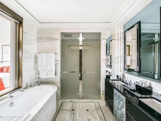 جناح بسرير كينج، The Savoy Hotel 2/3