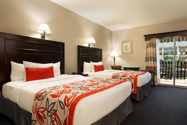 Interior, Courtyard, 2 Queen Beds, Pet Friendly، Ramada By Wyndham Fredericton 3/5