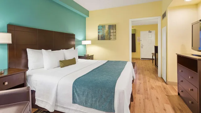 جناح بسرير كينج، Best Western Plus Deerfield Beach Hotel & Suites 1/3