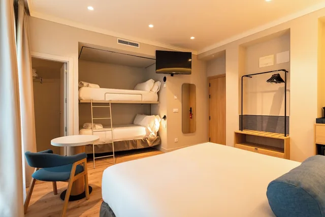 Room, Quadruple, Double and Bunk Bed, Petit Palace Plaza Espana 8/10