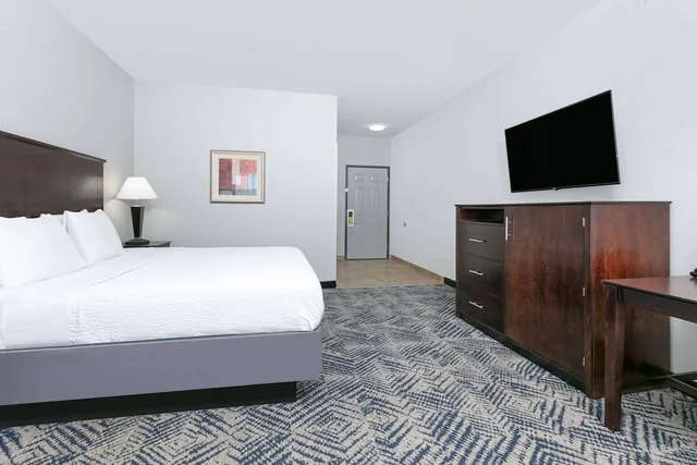 غرفة تنفيذية بسرير كينج، La Quinta Inn & Suites by Wyndham Tulsa Airpt / Expo Square 1/6