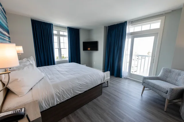 جناح ركني بسرير كينج وسرير بطابقين وثلاثة أسرّة بغرفتي نوم مع أريكة، Hotel LBI 3/5