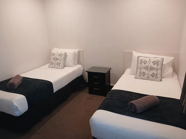 جناح بسرير كوين وسرير فردي بغرفة نوم واحدة، Palm City Motor Inn 3/6