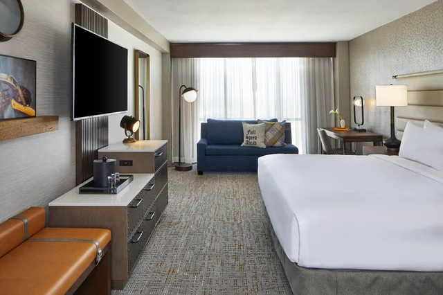 غرفة بسرير مزدوج لذوي الإعاقة، Renaissance Mobile Riverview Plaza Hotel 1/4