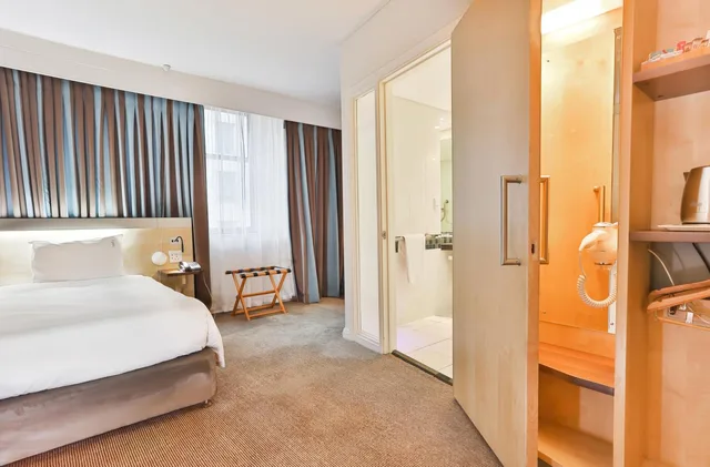 غرفة قياسية بسريرين منفصلين للمدخنين لذوي الإعاقة، HOLIDAY INN EXPRESS CAPE TOWN CITY CENTRE 3/10