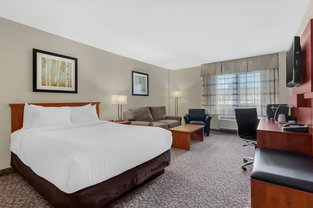 غرفة قياسية بسرير كوين مع أريكة، Clarion Hotel & Suites Brandon 2/9