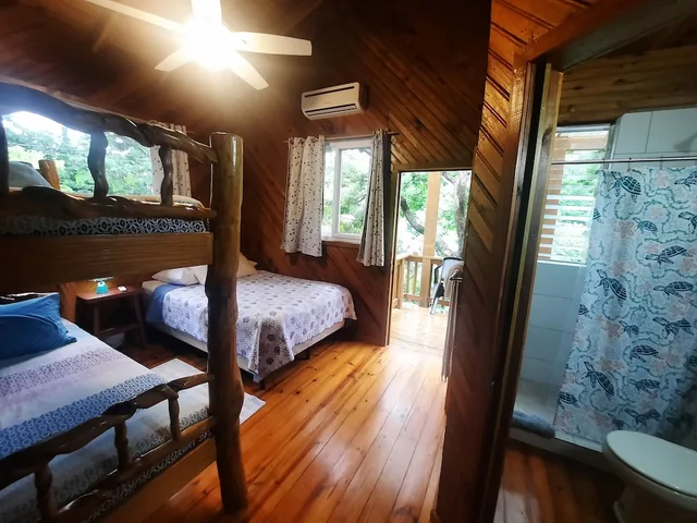 جناح كومفورت بسرير بطابقين وسريرين كوين بإطلالة على البحر بغرفتي نوم، Guava Grove Villas and Resort 6/10