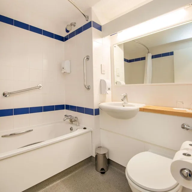 غرفة بسريرين منفصلين بحمام خاص، Travelodge Plus - Galway City 5/7