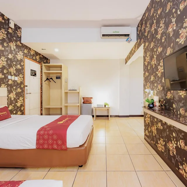 Executive, Triple, RedDoorz Premium Near Bandung Station 1/3