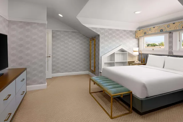Suite, Queen Bed, Patio, Hayes Mansion San Jose, Curio Collection by Hilton 3/3