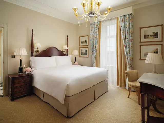 جناح جونيور بسرير كينج، The Savoy Hotel 7/10