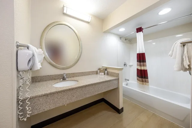 جناح بسريرين مزدوجين مع أريكة، Red Roof Inn Myrtle Beach Hotel - Market Commons 5/5
