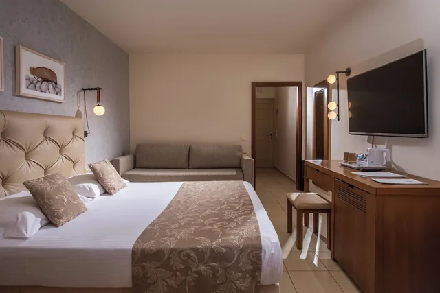 غرفة رباعية بسرير كينج بإطلالة على البحر مع أريكة، Bella Beach Hotel 1/3