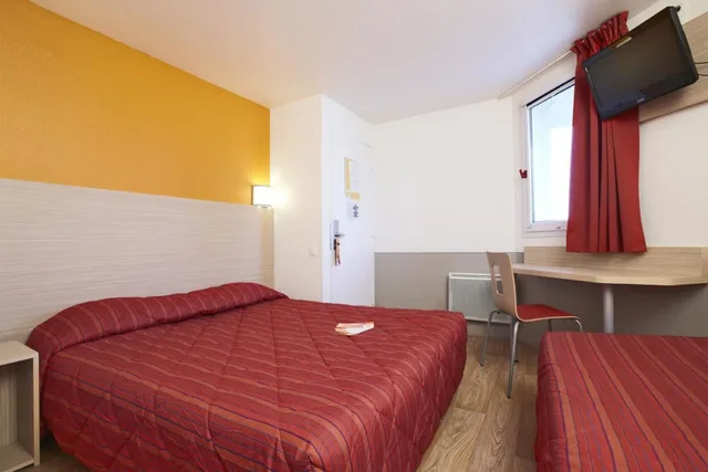 Standard, 1 Double and 1 Single Bed, Premiere Classe Cherbourg Tourlaville 1/10