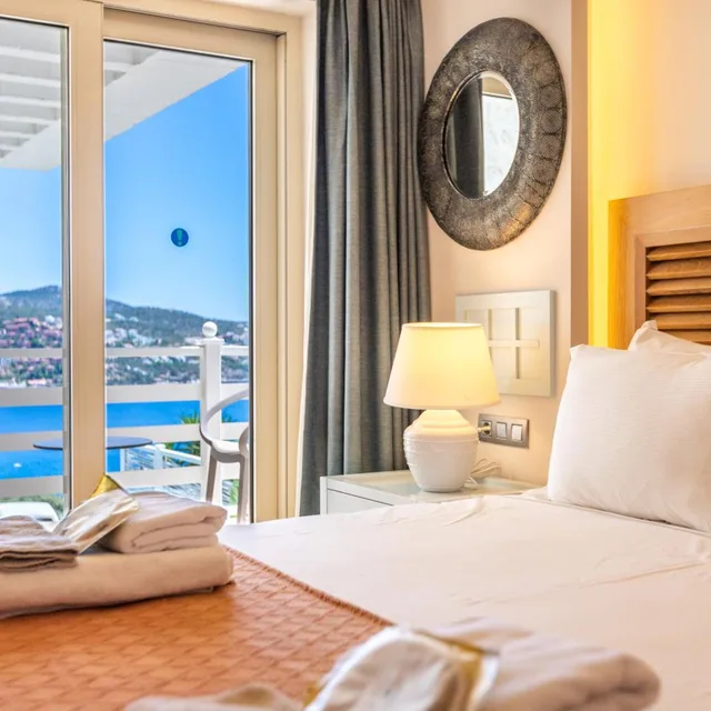غرفة بسرير مزدوج بإطلالة على البحر، Kalkan Saray Suites Hotel 10/10