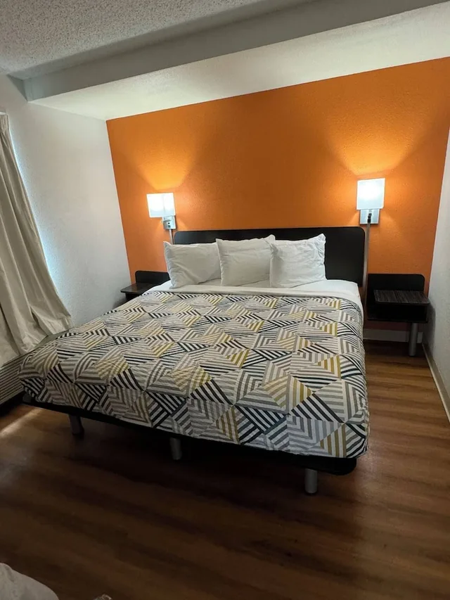 Deluxe, Suite, King Bed, Motel6 Butte, MT - Historic City Center 3/6