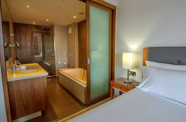 جناح بريميوم بسرير كينج بإطلالة على البحر بشرفة، Radisson Blu Resort Malta St Julians 4/8