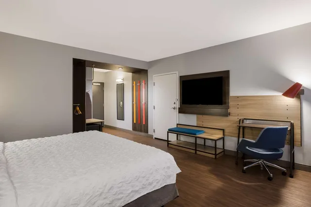غرفة بسرير كينج بحوض استحمام لذوي الإعاقة، Tru by Hilton Traverse City 2/5