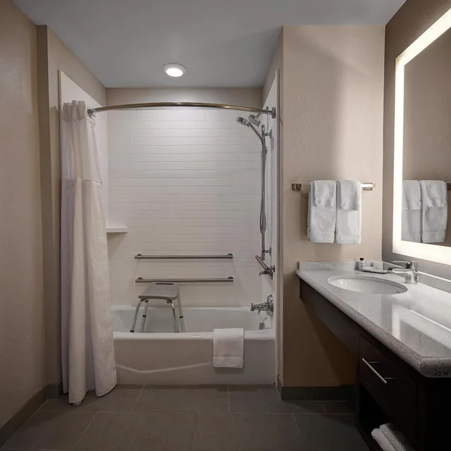 جناح بسرير كوين بغرفة نوم واحدة بحوض استحمام لذوي الإعاقة، Staybridge Suites Holland 4/5