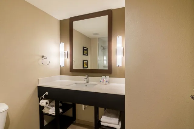 جناح بسريرين كوين، Comfort Suites Meridian And I-40 6/10