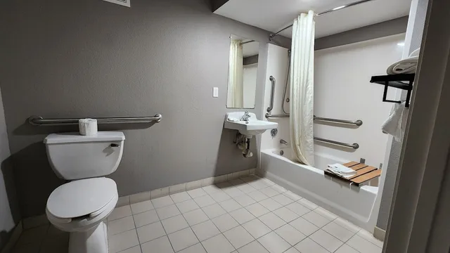 2 Queen Beds - Mobility Accessible Tub Nsmk، Motel6 Webster Tx Houston Nasa Lake 6/7