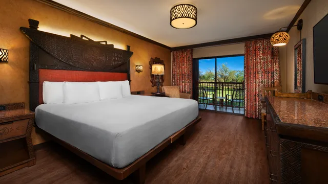 غرفة بسرير كينج بإطلالة على المسبح، Disneys Animal Kingdom Lodge 1/3