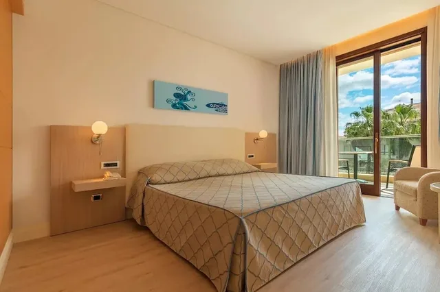 غرفة بسرير مزدوج بإطلالة على الحديقة بشرفة، Smy Carlos V Wellness & Spa Alghero 1/6