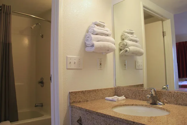 1 King Bed - Suite, Non-Smoking, Micfridge، Motel6 Enfield, CT - Hartford 4/6