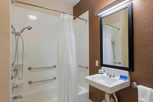 غرفة بسرير كينج، Spark by Hilton Bloomington 4/5