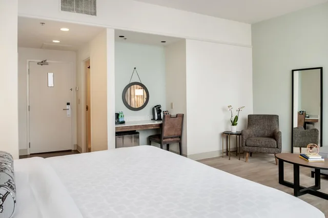 Upgrade, King Bed، St Charles Coach House, Ascend Hotel Collection 3/10