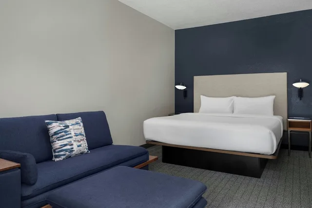 غرفة بسرير كينج مع أريكة، Courtyard by Marriott Birmingham Hoover 2/6