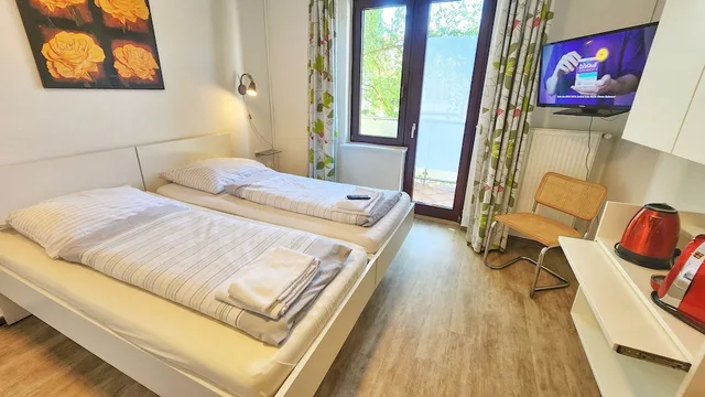 Apartment, Twin Beds, Marion Weber House 2/10