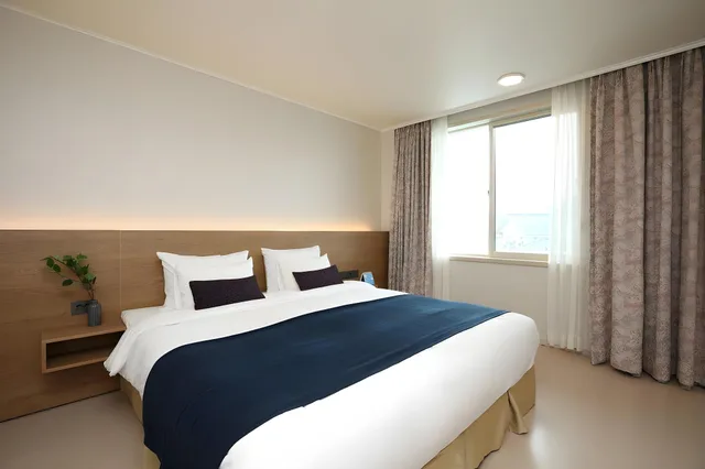 جناح جونيور، Bloom Hotel 1/1