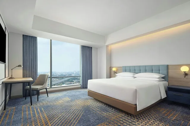 غرفة بريميوم بسرير كينج بإطلالة، Four Points by Sheraton Bekasi 1/5