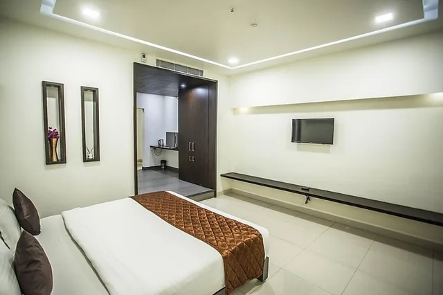 جناح استوديو فاخر بسرير كوين، Clover A Rivido Hotel 1/2