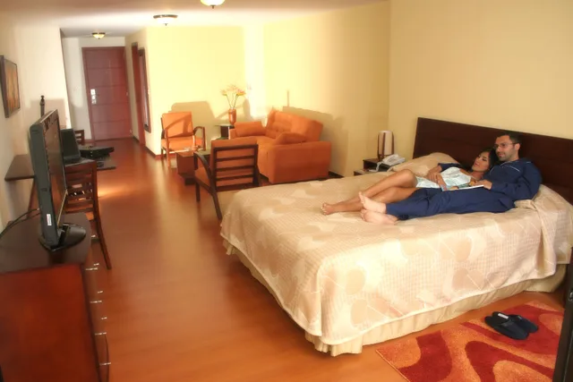 جناح جونيور مفرد، Hotel Cuellars 1/2