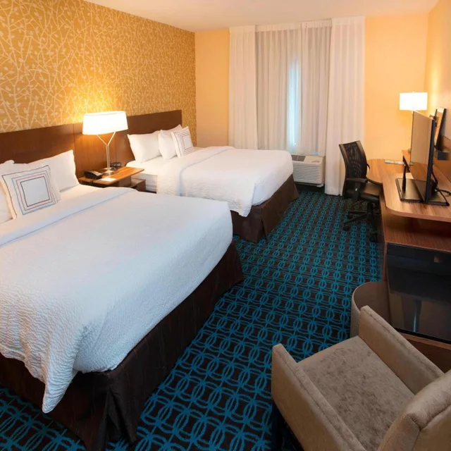 غرفة بسرير كينج وسريرين كوين، Fairfield Inn And Suites Detroit Lakes 1/1