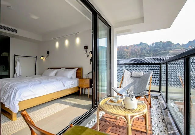 Room, King Bed, Balcony, Bathtub, Hangzhou Sansu Hotel 3/4