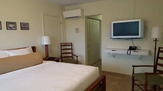 Mezzanine, Traditional, King Bed, Pool Access، Le Cabanon Motel 1/3