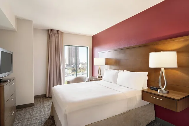 جناح بسرير كوين بغرفة نوم واحدة بمطبخ لذوي الإعاقة، Staybridge Suites San Antonio Downtown Conv Ctr, an IHG Hotel 2/5