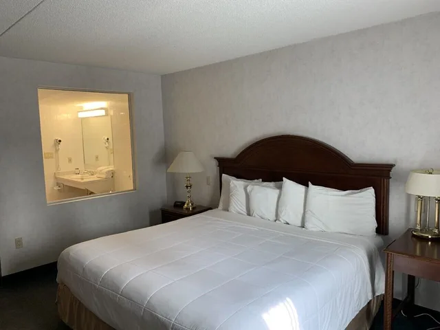 غرفة بسرير كينج بجاكوزي، Rodeway Inn Fallsview Niagara Falls 1/5