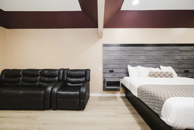 غرفة قياسية بسرير كينج بمطبخ صغير، Sapphire Inn Suites 5/10